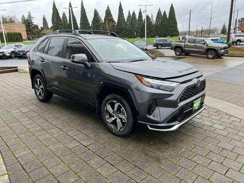 New 2025 Toyota RAV4 SE image 7
