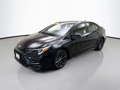 Used 2024 Toyota Corolla SE FWD image 3