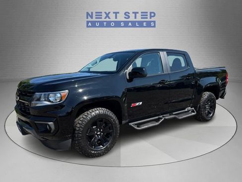 Used 2022 Chevrolet Colorado Z71 w/ Z71 Midnight Edition AWD/4WD image 3