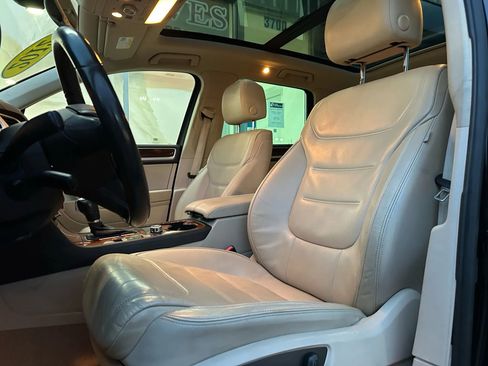 Used 2012 Volkswagen Touareg TDI image 10