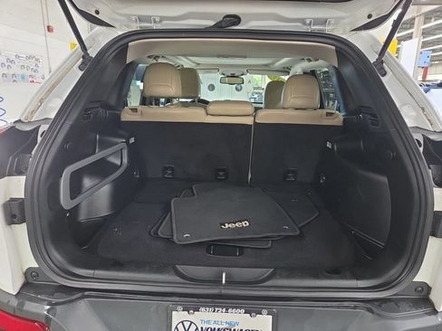 Used 2017 Jeep Cherokee Limited AWD/4WD image 3