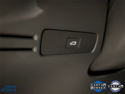 Used 2025 Volvo XC40 B5 Core image 25