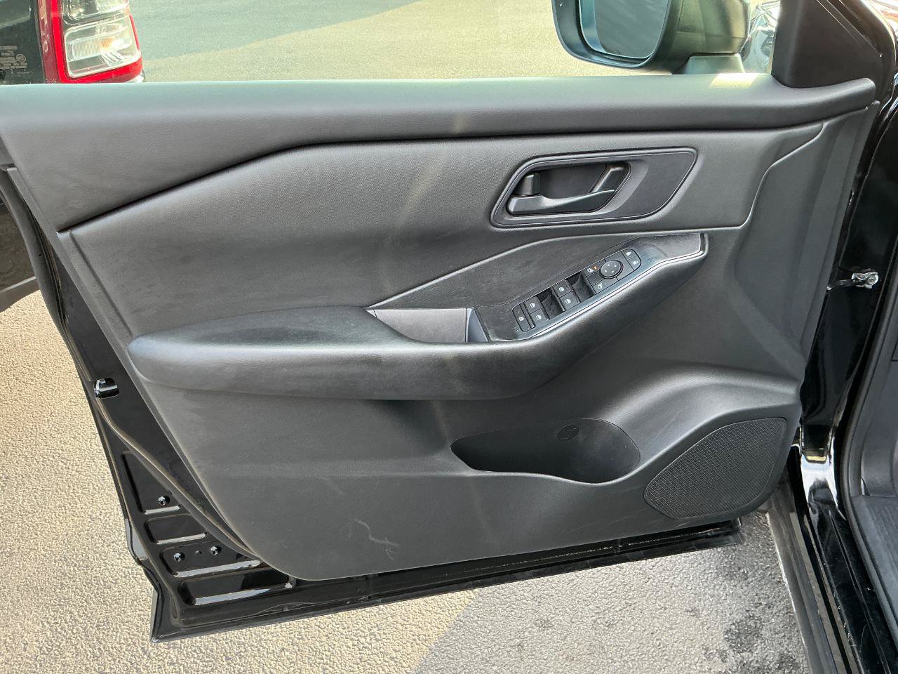 Used 2024 Nissan Rogue S AWD/4WD image 7