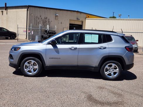 Used 2024 Jeep Compass Latitude AWD/4WD image 2