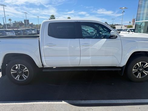 Used 2018 Toyota Tacoma TRD Sport w/ Technology Package image 9