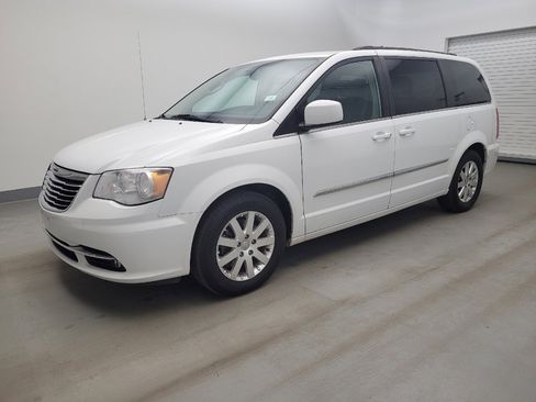 Used 2016 Chrysler Town & Country Touring image 2