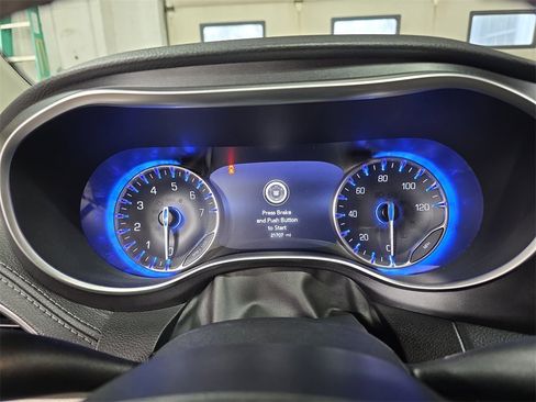 Used 2020 Chrysler Pacifica Limited w/ Tire & Wheel Group image 19