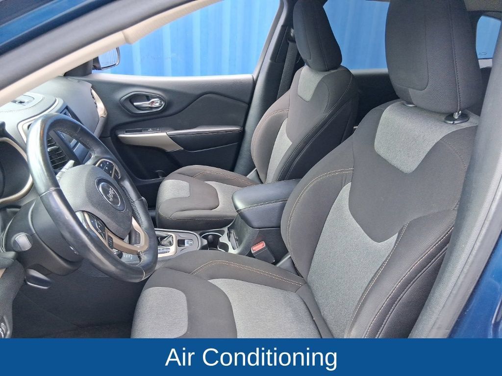Used 2018 Jeep Cherokee Latitude w/ Cold Weather Group AWD/4WD image 9