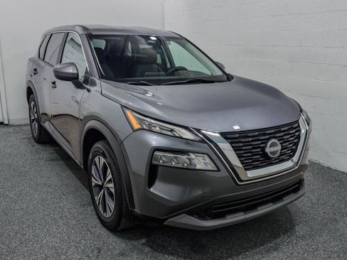 Used 2023 Nissan Rogue SV image 2
