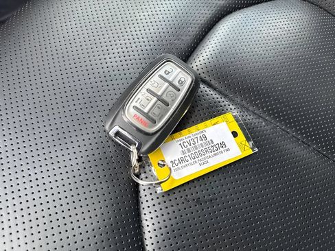Used 2025 Chrysler Pacifica Limited FWD image 25