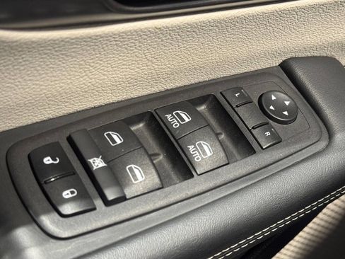 Used 2024 Chrysler Pacifica Touring-L FWD image 30