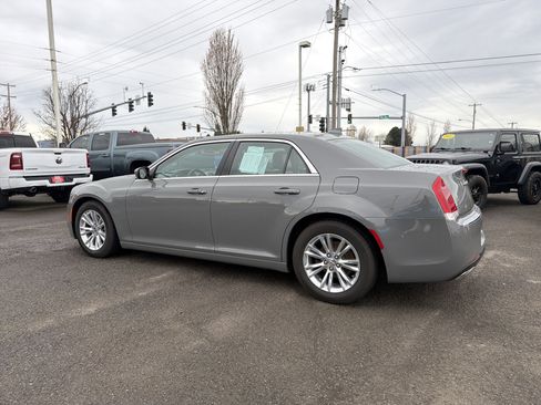 Used 2019 Chrysler 300 Touring L w/ Quick Order Package 22F image 3