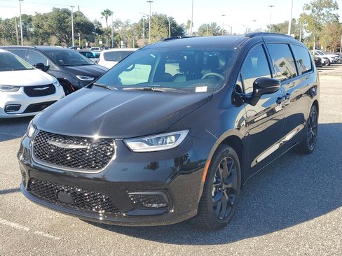 New 2026 Chrysler Pacifica Select w/ S Appearance Package image 2