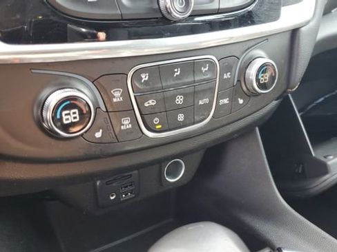 Used 2021 Chevrolet Traverse LT w/ LT Premium Package FWD image 18