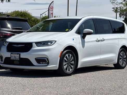 Used 2023 Chrysler Pacifica Touring-L FWD image 7