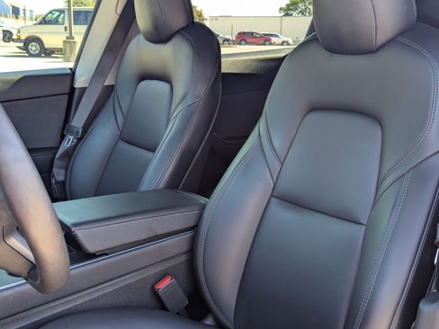 Used 2021 Tesla Model Y Long Range image 13