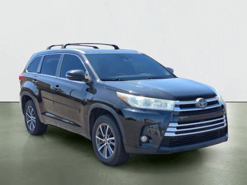 Used 2017 Toyota Highlander XLE image 9