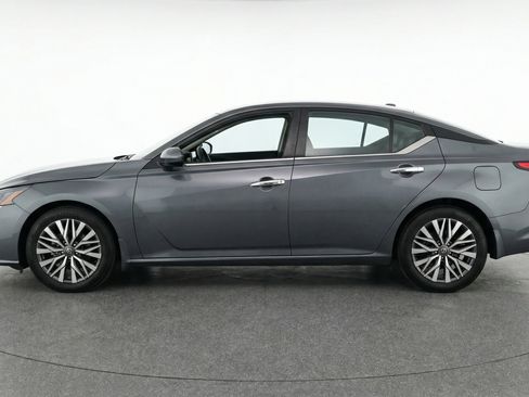 Used 2025 Nissan Altima 2.5 SV FWD image 5
