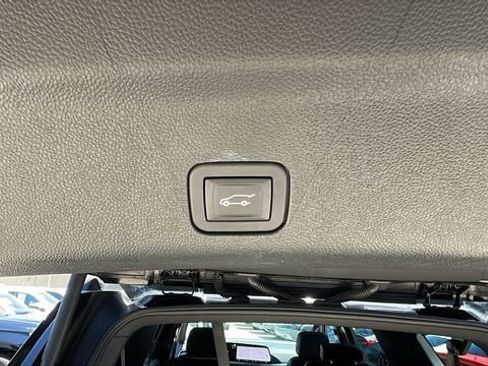 Used 2025 Chevrolet Suburban Premier RWD image 32