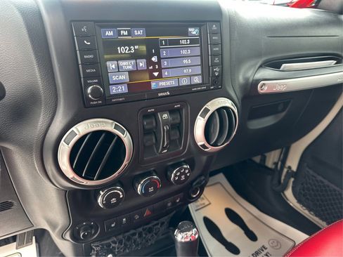 Used 2018 Jeep Wrangler Unlimited Rubicon w/ Cold Weather Group image 23