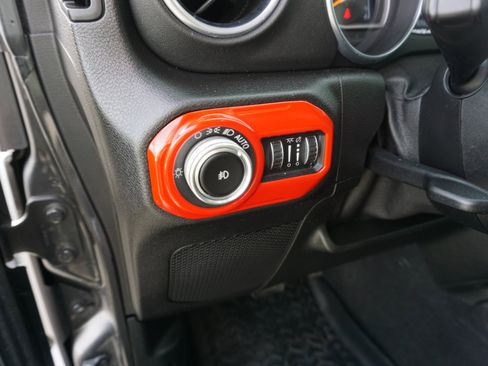 Used 2018 Jeep Wrangler Unlimited Sahara image 13