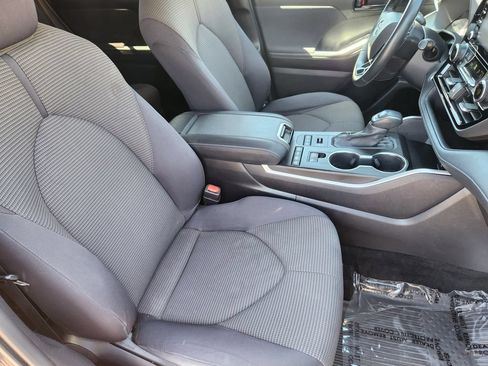 Used 2021 Toyota Highlander LE AWD/4WD image 23