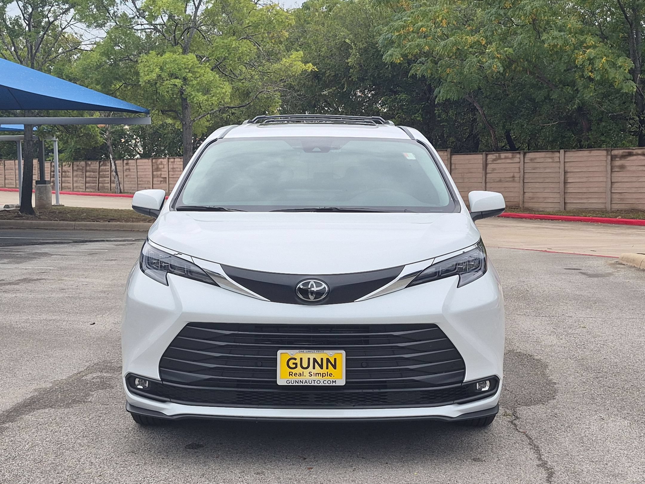 Used 2026 Toyota Sienna XLE FWD image 8