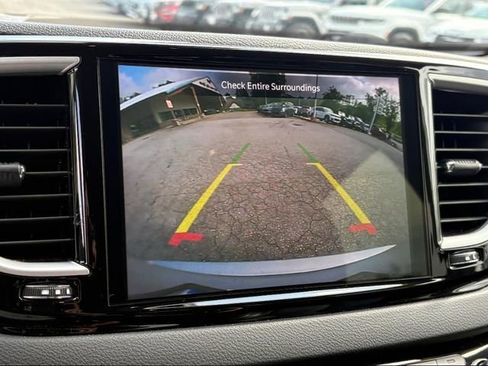 Used 2023 Chrysler Pacifica Touring-L image 8