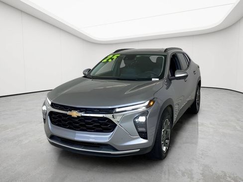 Used 2025 Chevrolet Trax LT FWD image 24