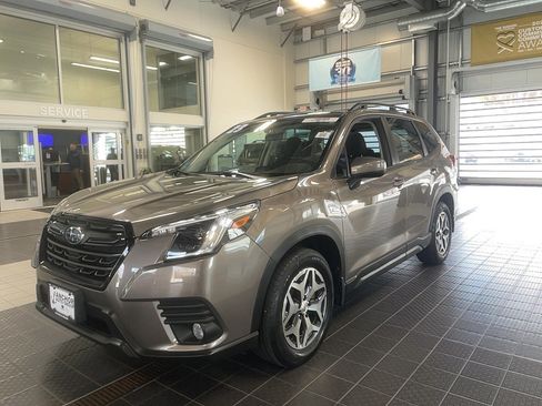 Used 2023 Subaru Forester Premium image 3