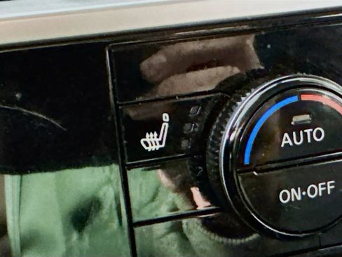 Used 2025 Nissan Pathfinder SV w/ Black Appearance Package image 4