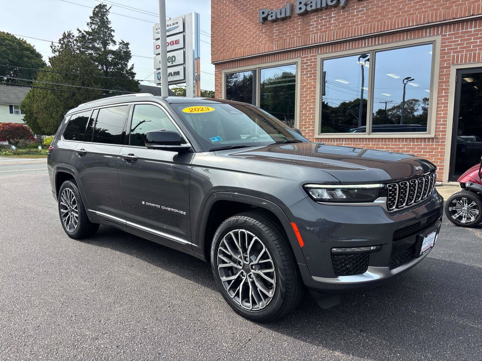 Used 2023 Jeep Grand Cherokee L Summit AWD/4WD image 32