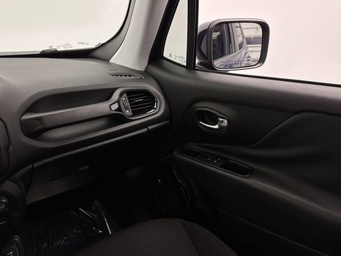 Used 2018 Jeep Renegade Altitude w/ Safety & Security Group FWD image 27