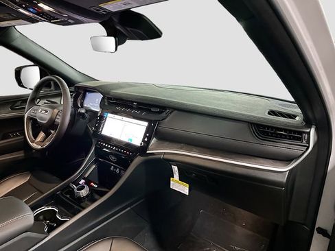 New 2026 Jeep Grand Cherokee Limited w/ Limited Altitude Package AWD/4WD image 32