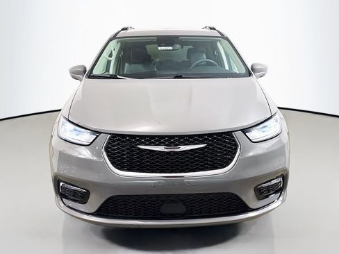 Used 2022 Chrysler Pacifica Touring-L FWD image 2
