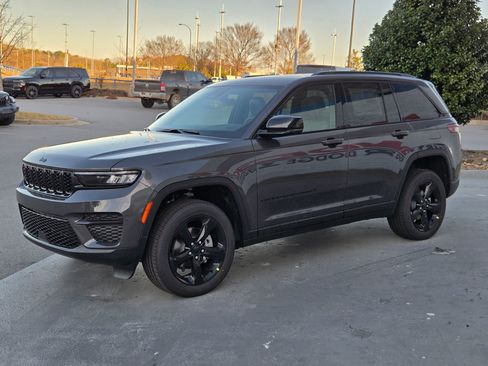 New 2025 Jeep Grand Cherokee Altitude image 3