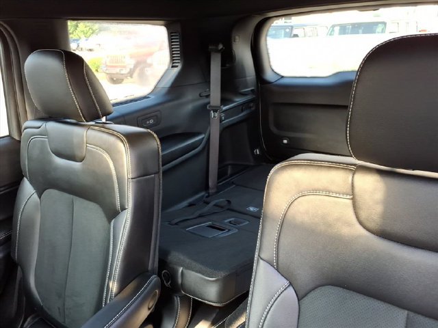Used 2025 Jeep Grand Cherokee L Altitude AWD/4WD image 16