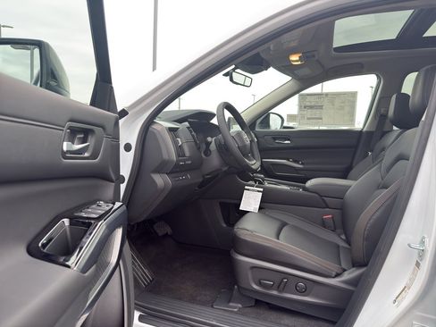 New 2026 Nissan Pathfinder SL image 11