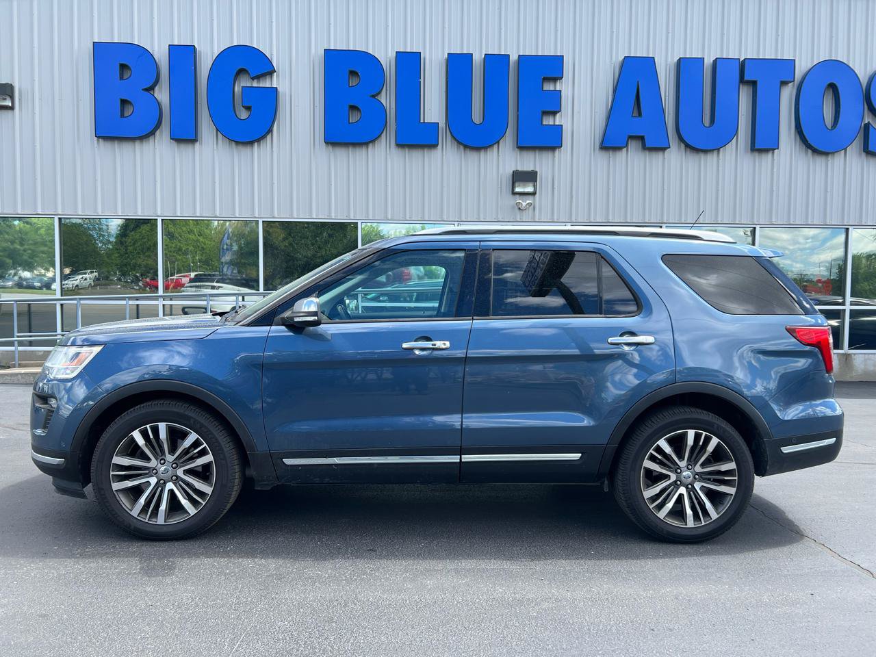 Used 2018 Ford Explorer Platinum AWD/4WD image 2