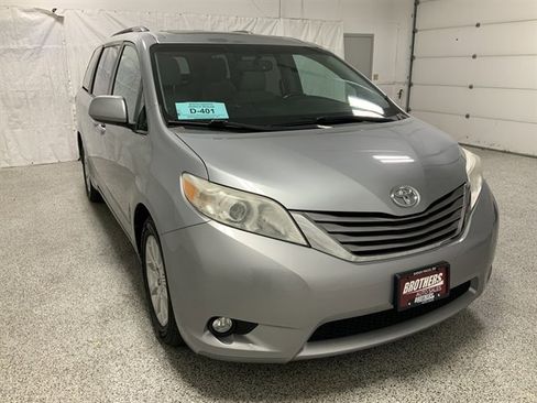 Used 2015 Toyota Sienna XLE image 3