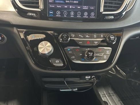 Used 2020 Chrysler Pacifica Touring-L w/ Advanced Safetytec Group AWD/4WD image 23