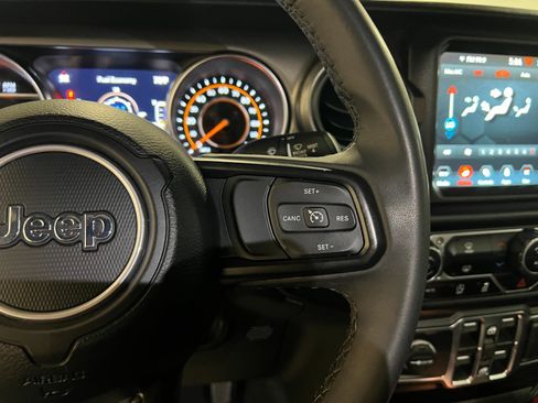 Used 2023 Jeep Gladiator Willys AWD/4WD image 14