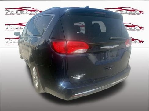 Used 2020 Chrysler Pacifica Touring-L FWD image 4
