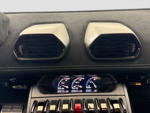 Used 2018 Lamborghini Huracan Performante AWD/4WD image 27