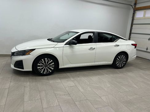 Used 2025 Nissan Altima 2.5 SV FWD image 2