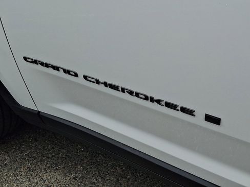 Used 2023 Jeep Grand Cherokee L Laredo AWD/4WD image 16