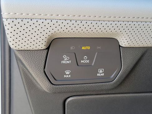 Used 2024 Volkswagen Atlas Peak Edition SE AWD/4WD image 27