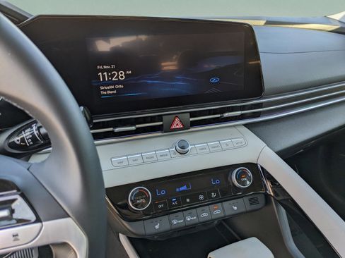 Used 2023 Hyundai Elantra Limited image 19