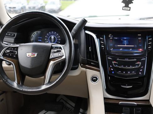 Used 2020 Cadillac Escalade ESV Premium Luxury AWD/4WD image 26