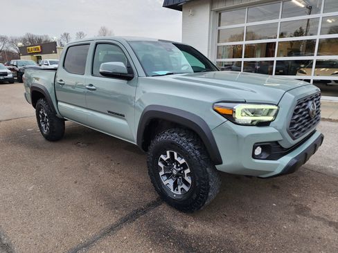 Used 2022 Toyota Tacoma TRD Off-Road w/ Technology Package image 2